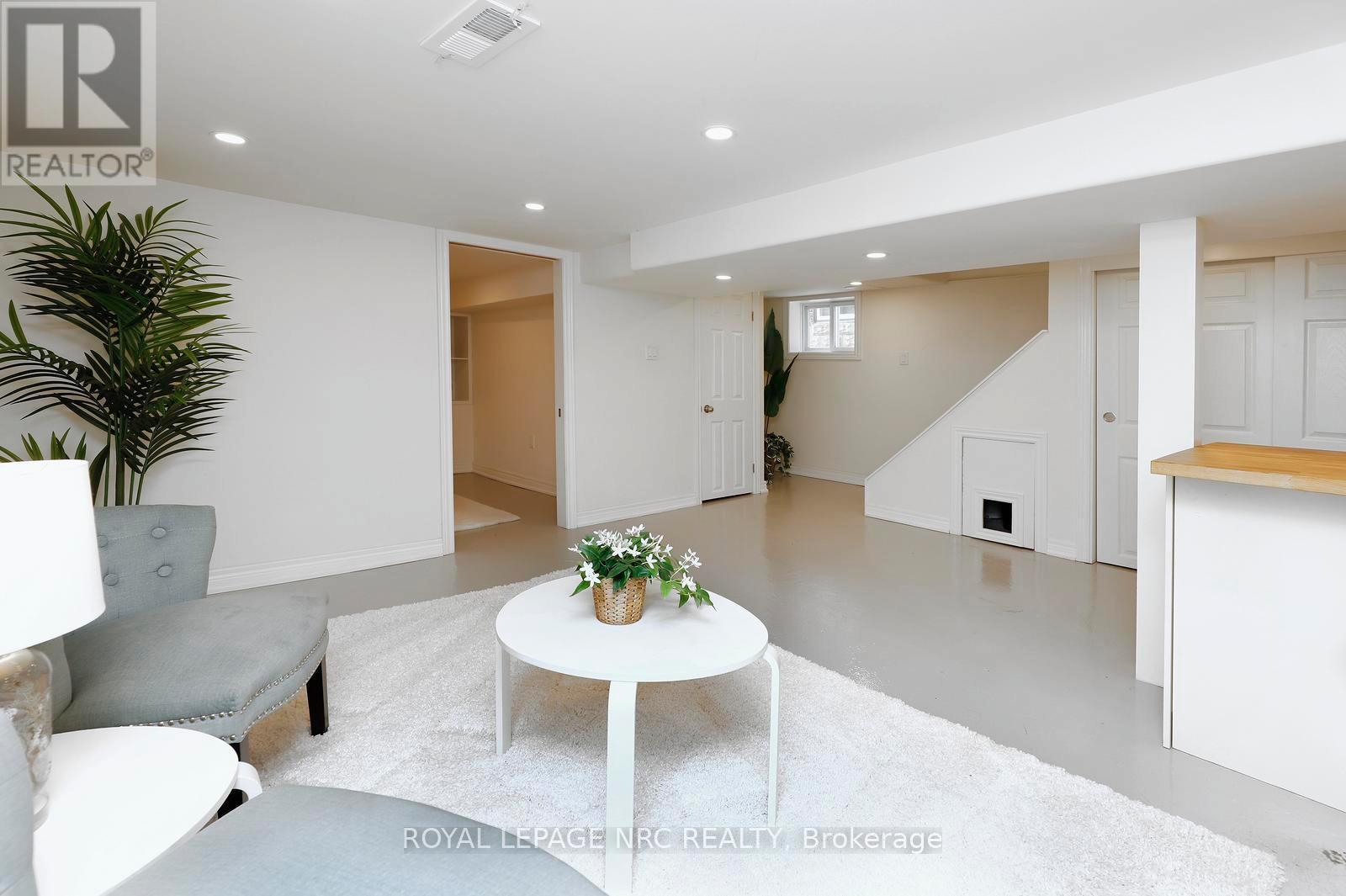 266 London Street S, Hamilton, ON - Indoor