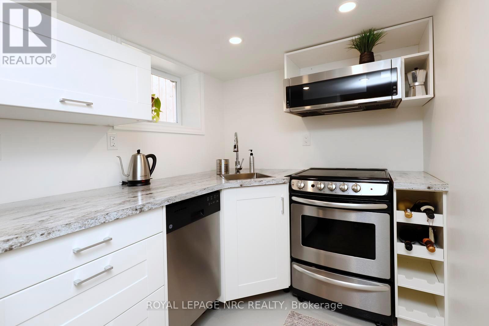 266 London Street S, Hamilton, ON - Indoor Photo Showing Kitchen