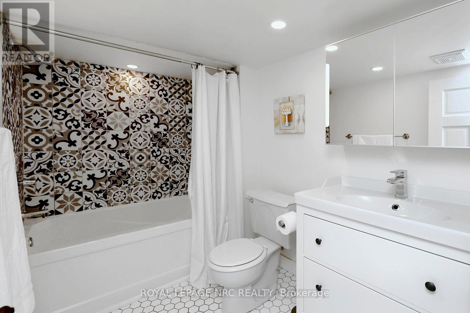 266 London Street S, Hamilton, ON - Indoor Photo Showing Bathroom