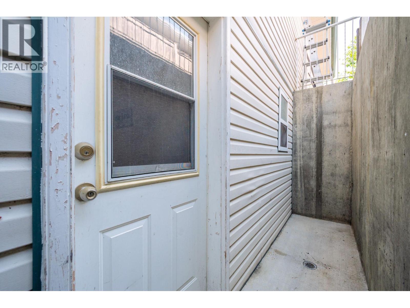110 Wyndham Crescent, Kelowna, BC - Outdoor With Exterior