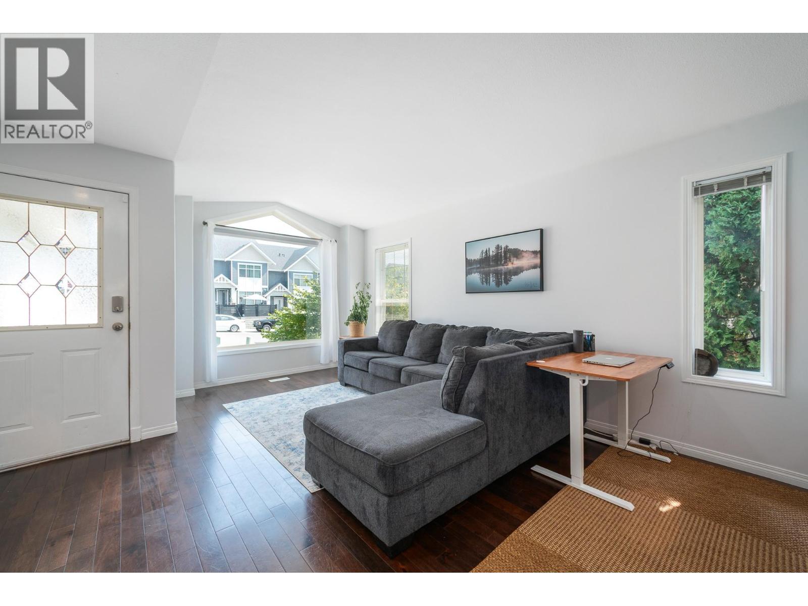 110 Wyndham Crescent, Kelowna, BC - Indoor Photo Showing Living Room