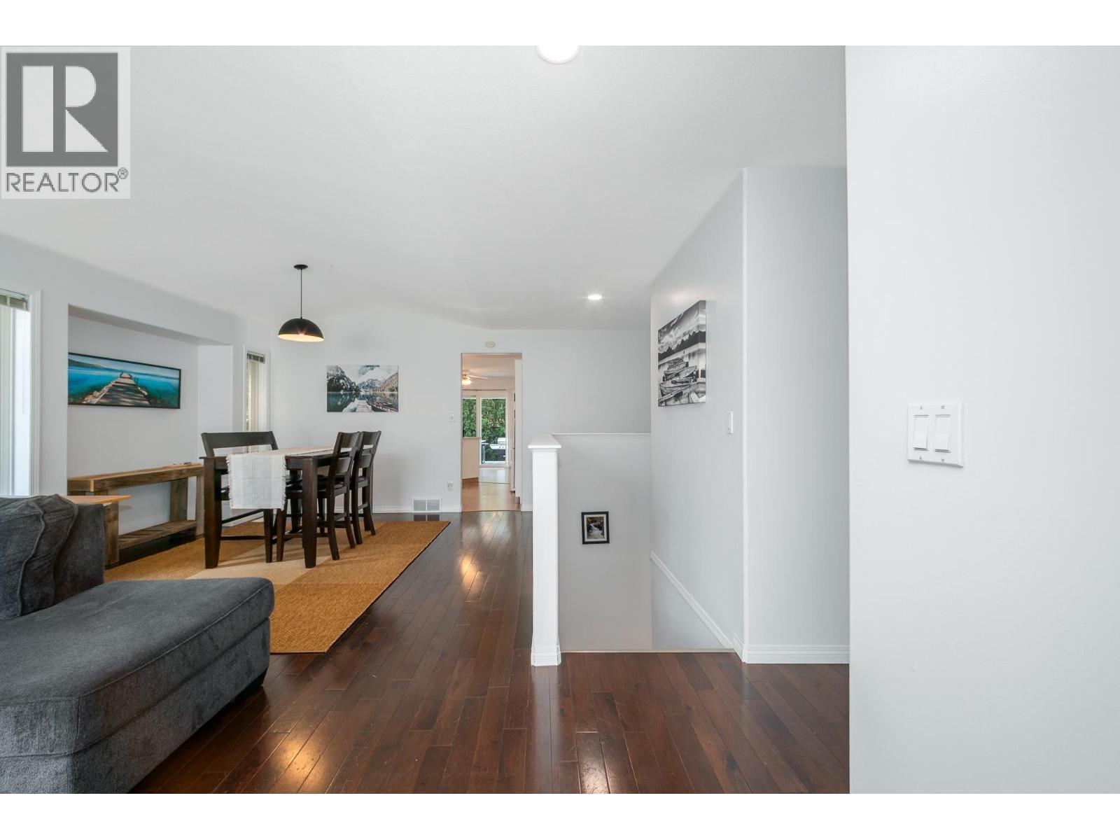 110 Wyndham Crescent, Kelowna, BC - Indoor Photo Showing Living Room