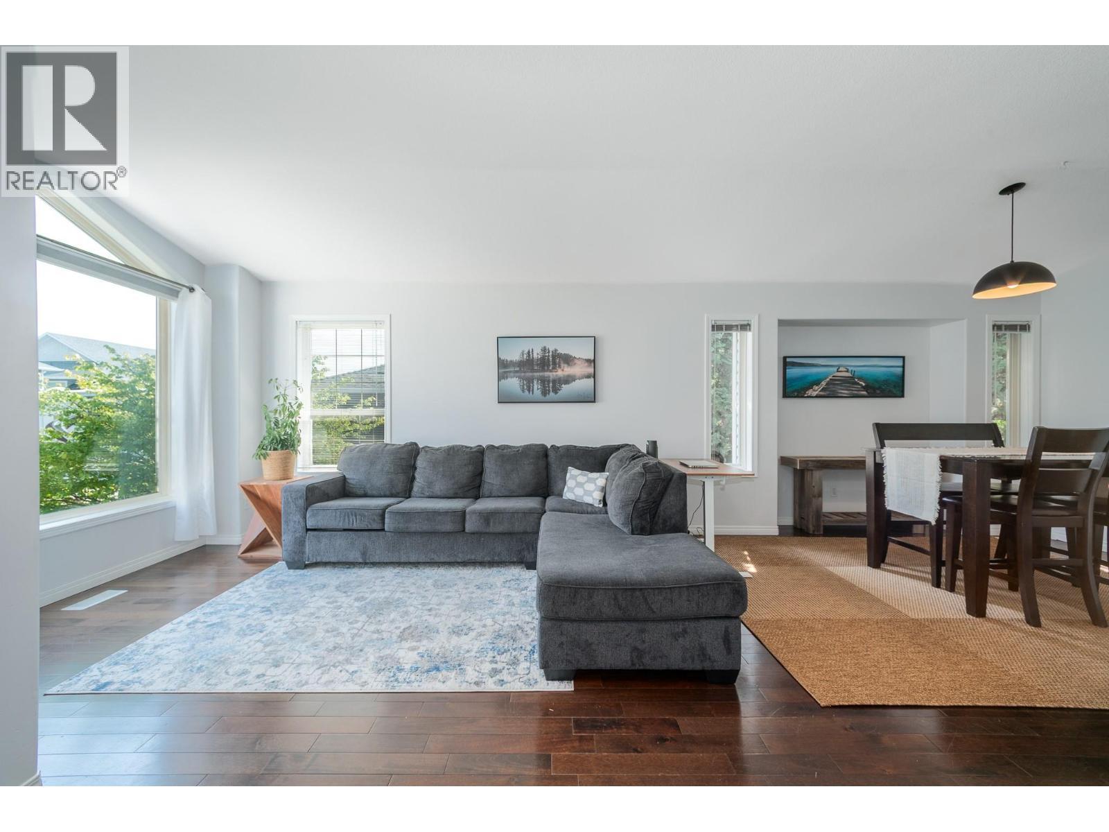 110 Wyndham Crescent, Kelowna, BC - Indoor Photo Showing Living Room