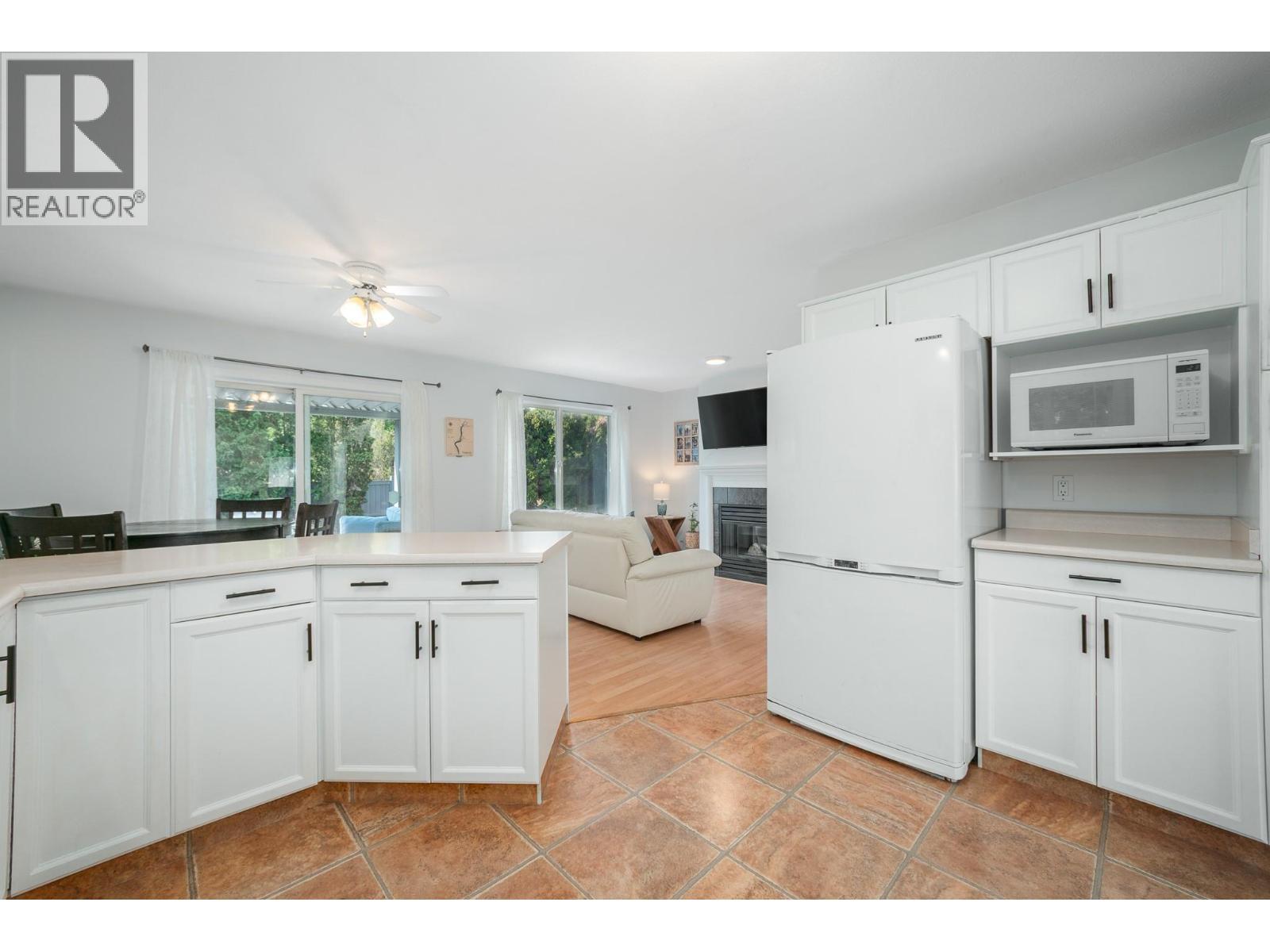 110 Wyndham Crescent, Kelowna, BC - Indoor Photo Showing Kitchen