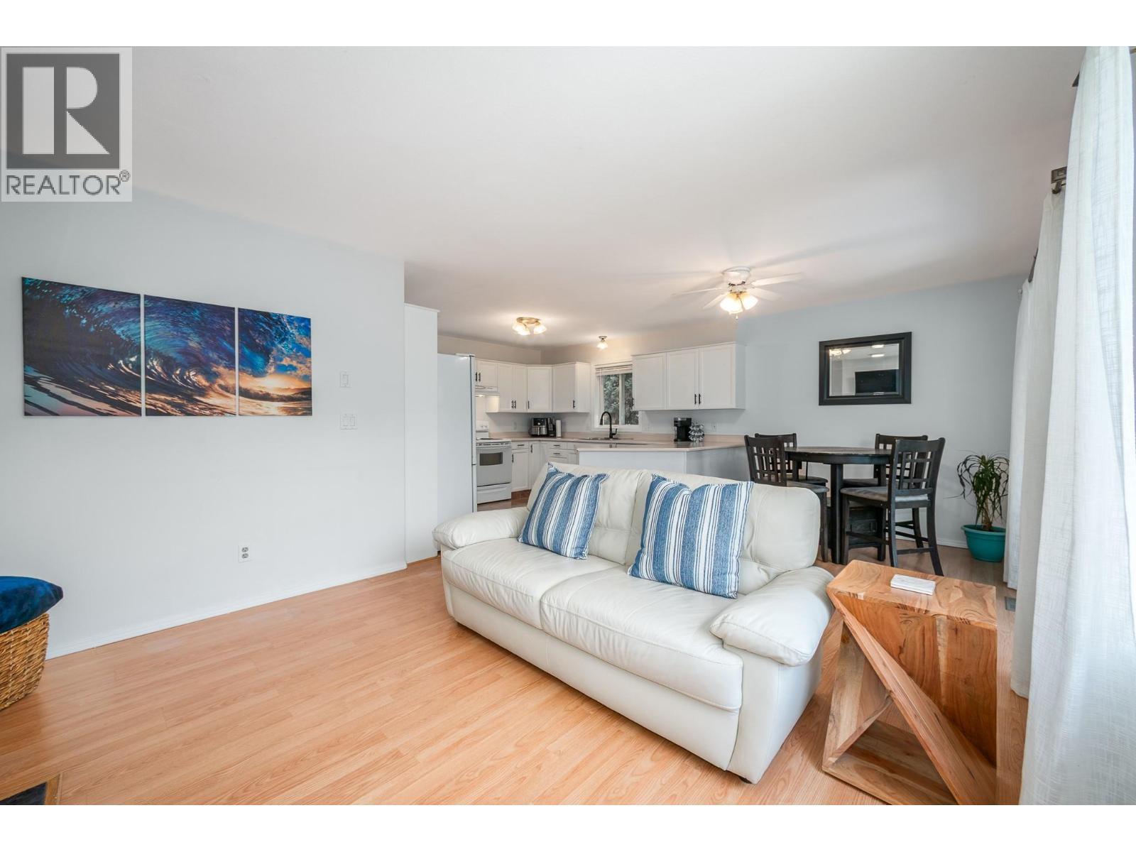 110 Wyndham Crescent, Kelowna, BC - Indoor Photo Showing Living Room
