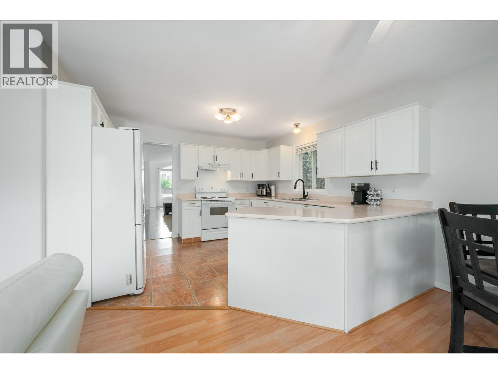 110 Wyndham Crescent, Kelowna, BC - Indoor Photo Showing Kitchen