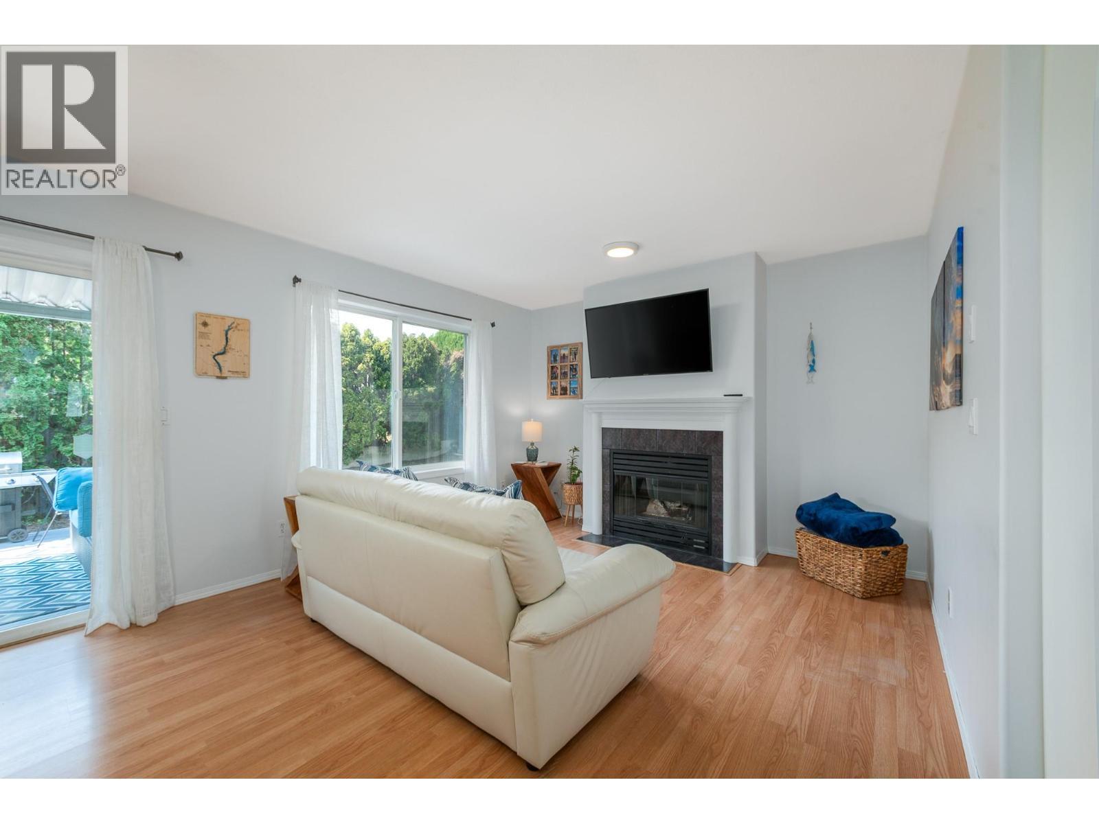 110 Wyndham Crescent, Kelowna, BC - Indoor Photo Showing Living Room With Fireplace