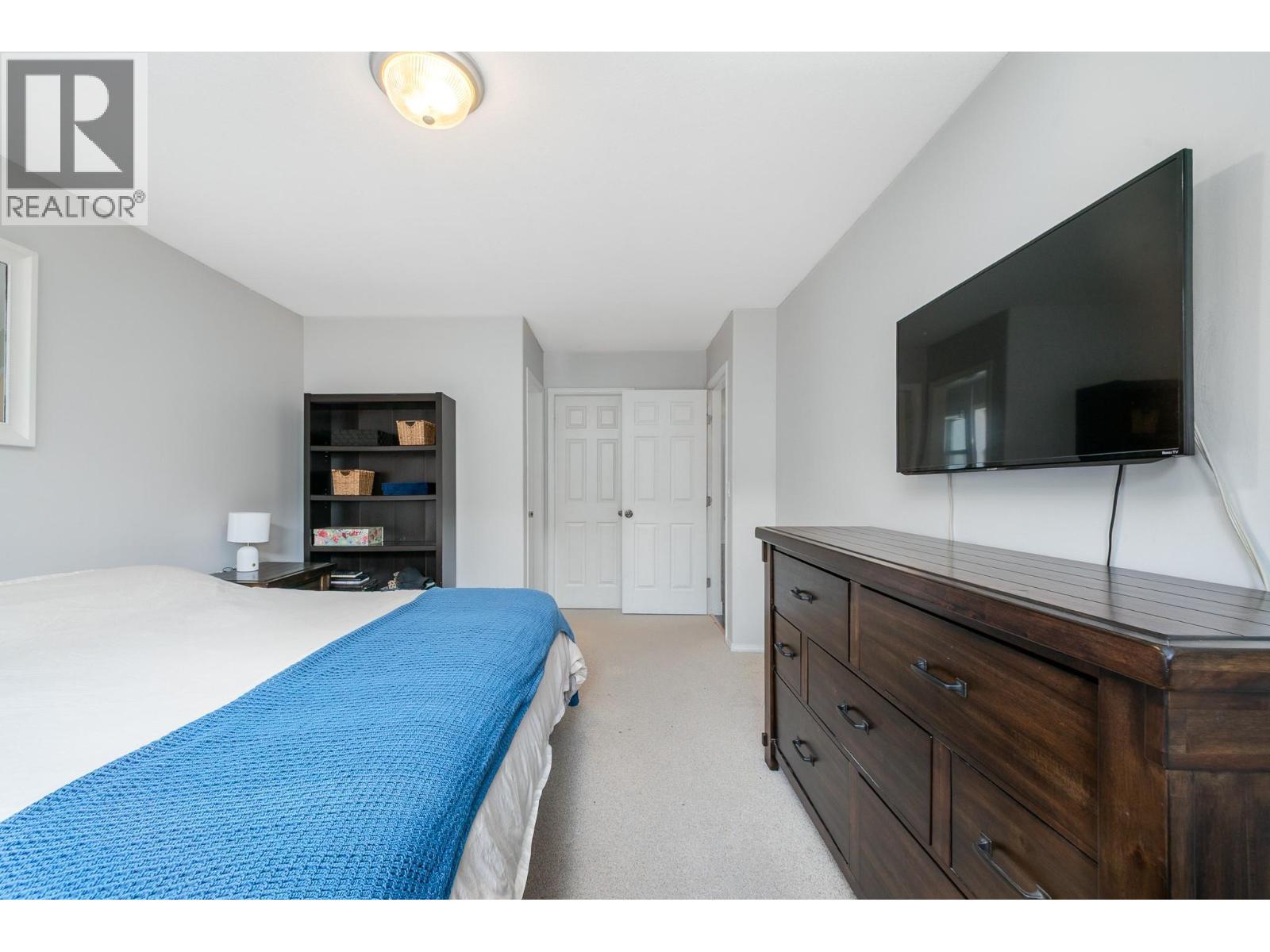 110 Wyndham Crescent, Kelowna, BC - Indoor Photo Showing Bedroom