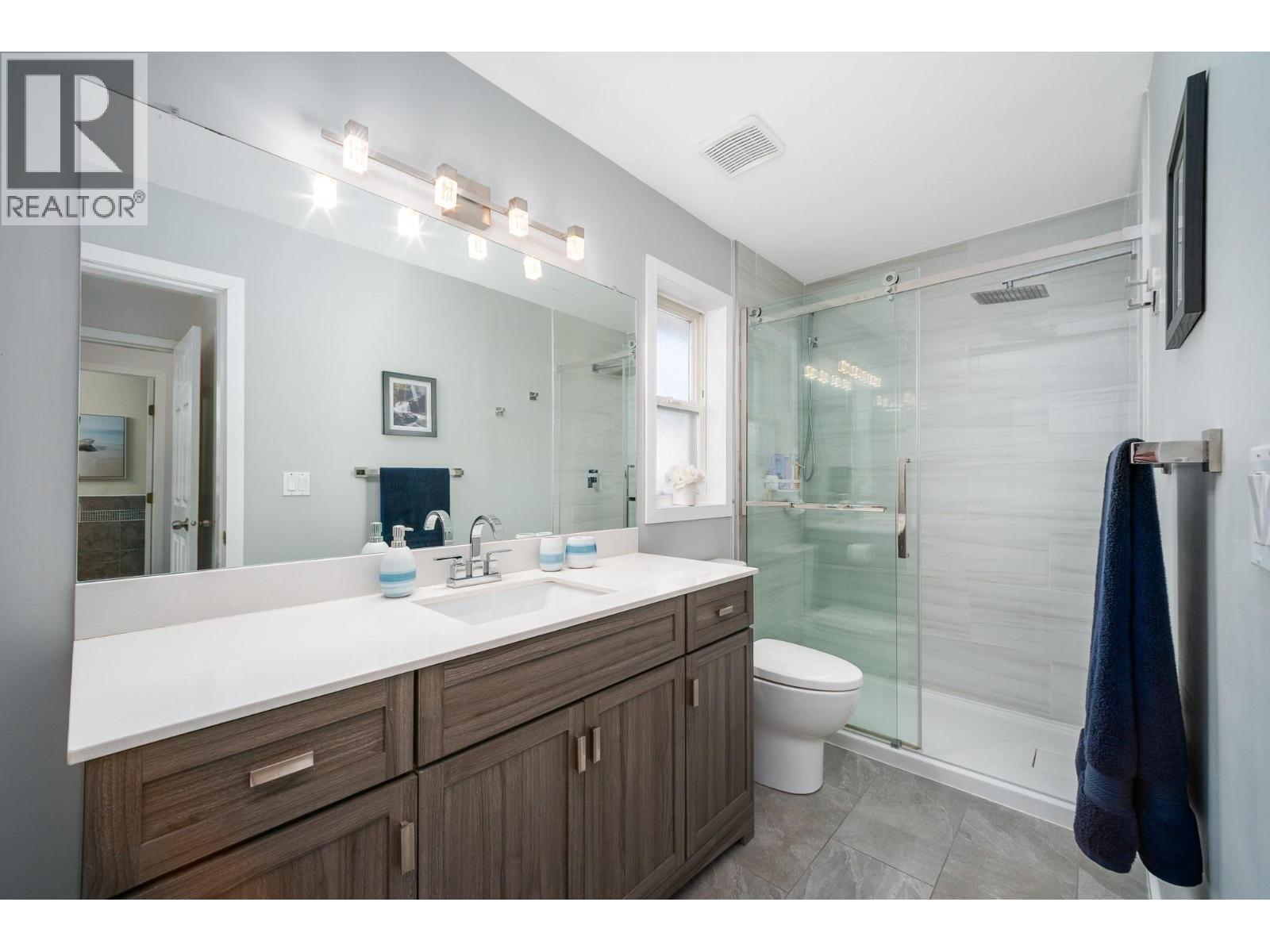 110 Wyndham Crescent, Kelowna, BC - Indoor Photo Showing Bathroom