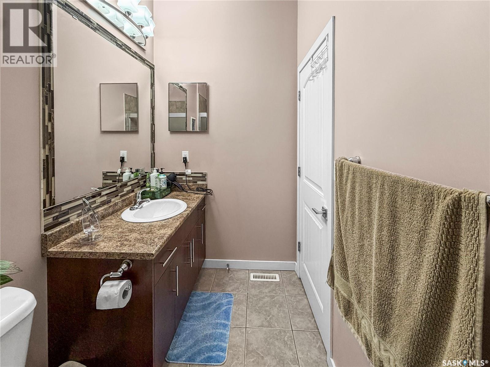 110 S Avenue S, Saskatoon, SK - Indoor Photo Showing Bathroom