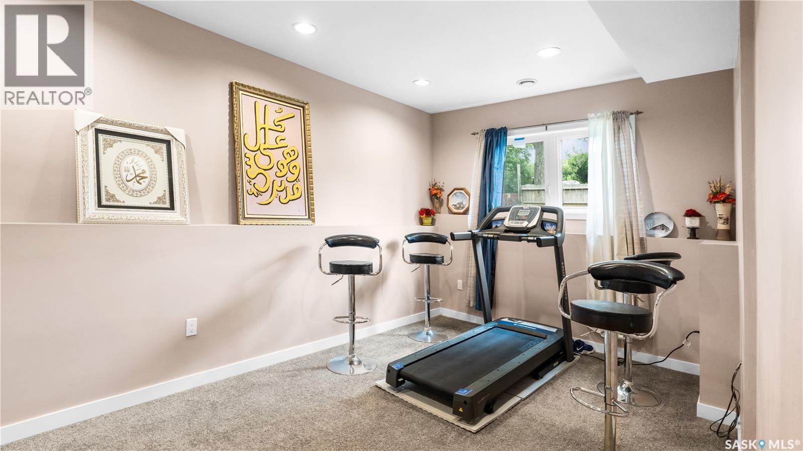 110 S Avenue S, Saskatoon, SK - Indoor Photo Showing Gym Room