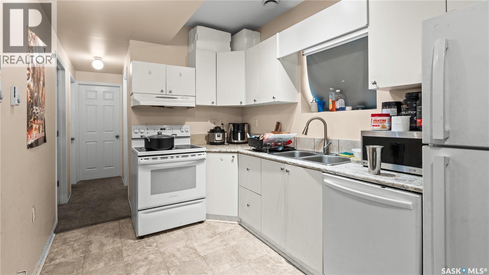 110 S Avenue S, Saskatoon, SK - Indoor Photo Showing Kitchen With Double Sink
