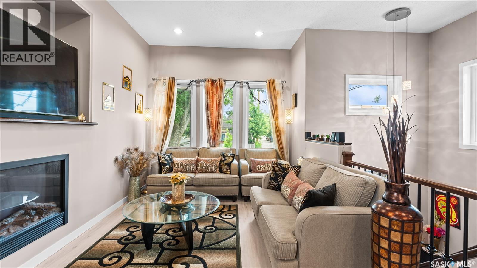 110 S Avenue S, Saskatoon, SK - Indoor Photo Showing Living Room With Fireplace