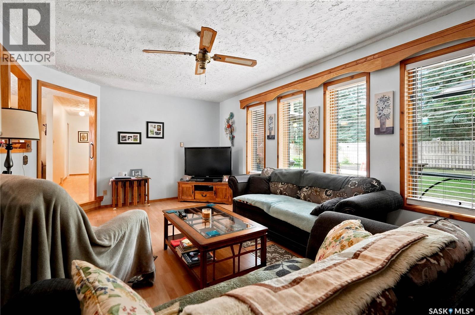 4 Pine Street, Katepwa Beach, SK - Indoor Photo Showing Living Room