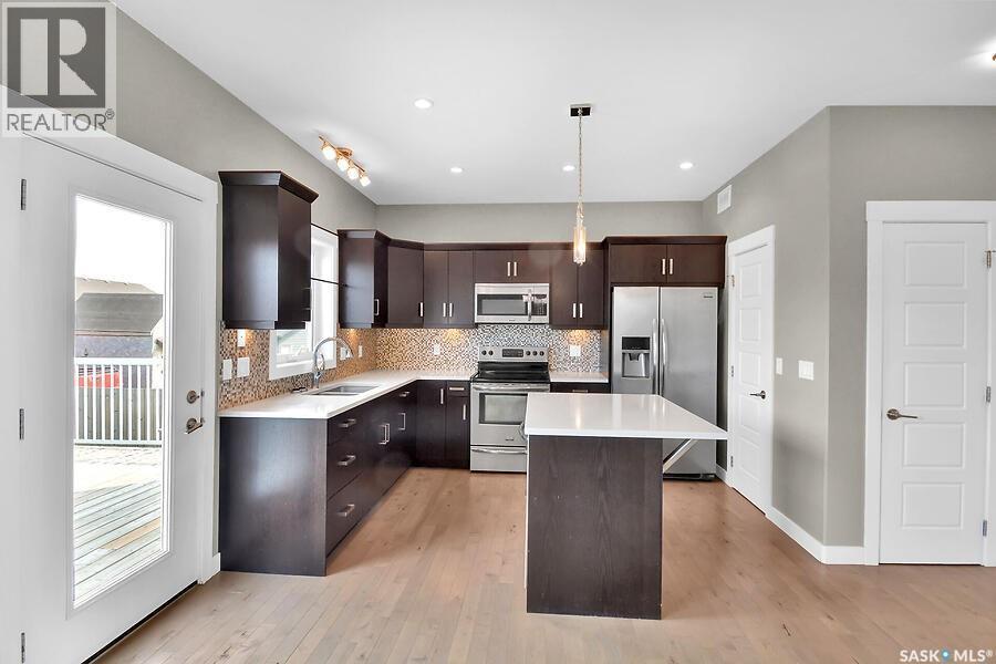 524 Maple Crescent, Warman, SK - Indoor Photo Showing Kitchen With Upgraded Kitchen