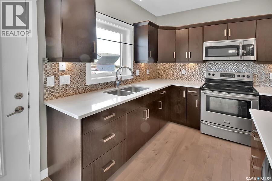 524 Maple Crescent, Warman, SK - Indoor Photo Showing Kitchen With Double Sink With Upgraded Kitchen