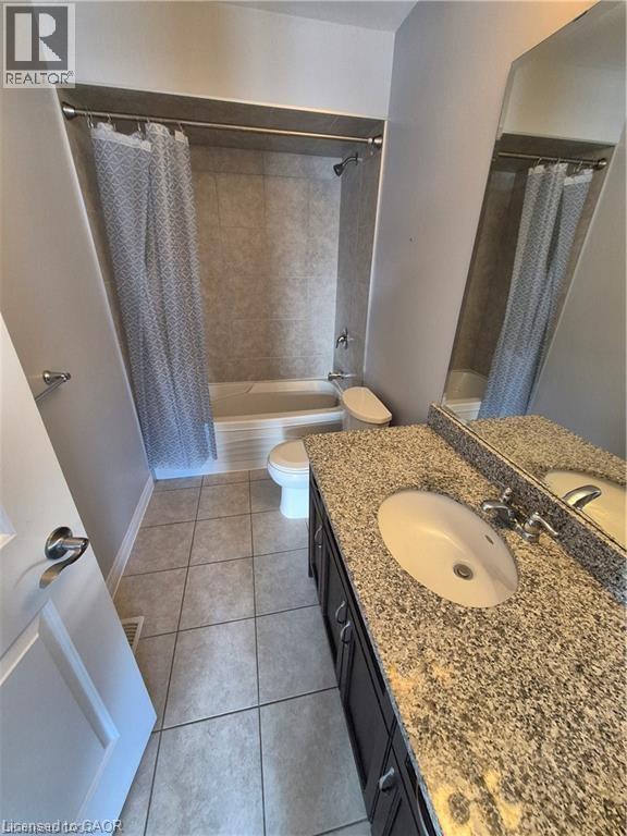 bedroom level shared bath - 292 Rymal Road W, Hamilton, ON - Indoor Photo Showing Bathroom