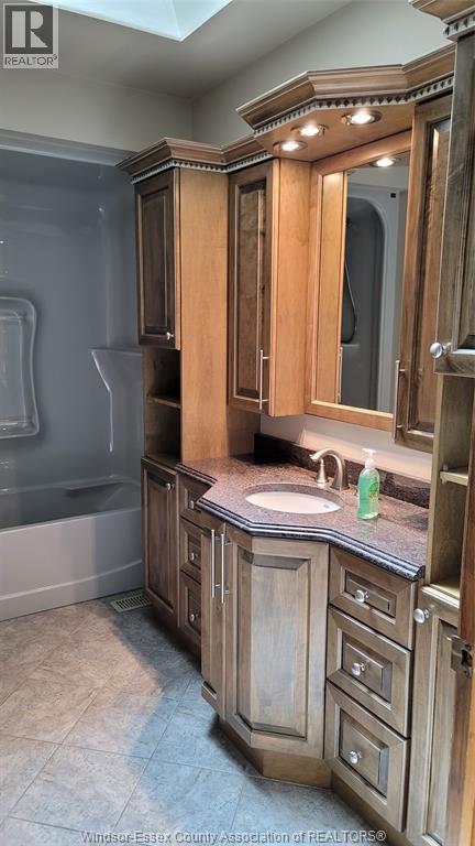 138 Hampton, Windsor, ON - Indoor Photo Showing Bathroom