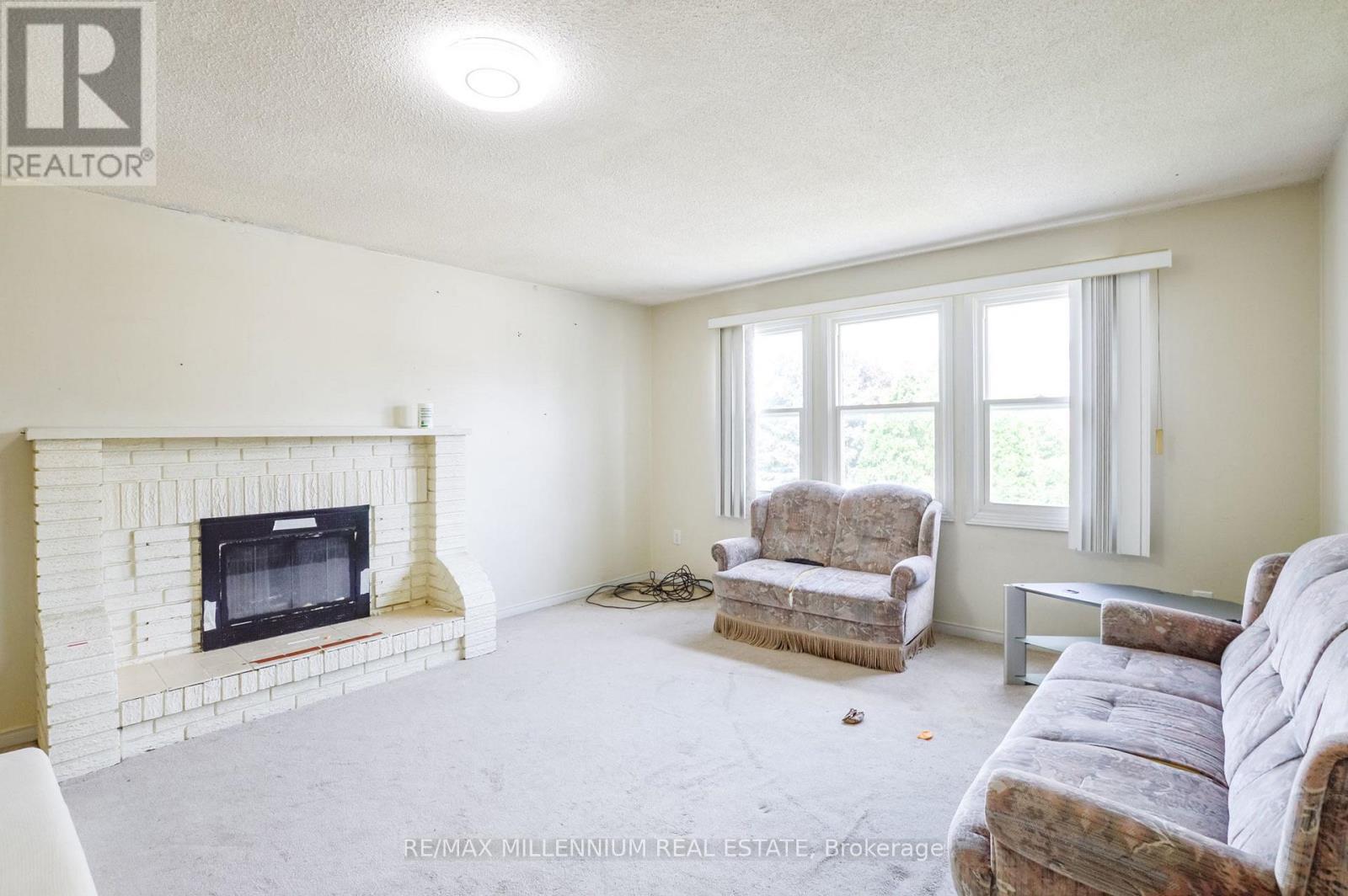 651 Shetani Place, Mississauga, ON - Indoor Photo Showing Living Room With Fireplace