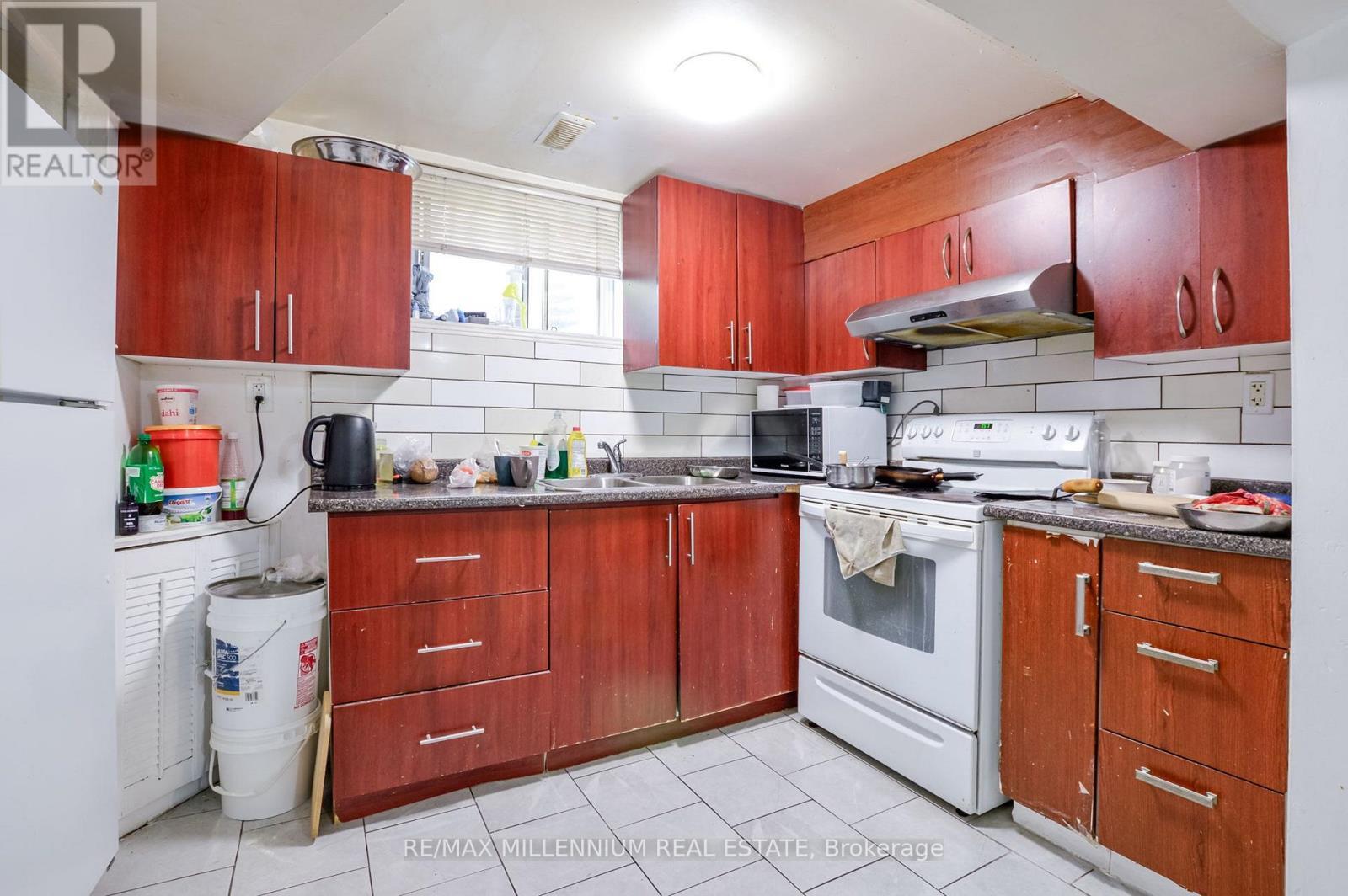 651 Shetani Place, Mississauga, ON - Indoor Photo Showing Kitchen With Double Sink