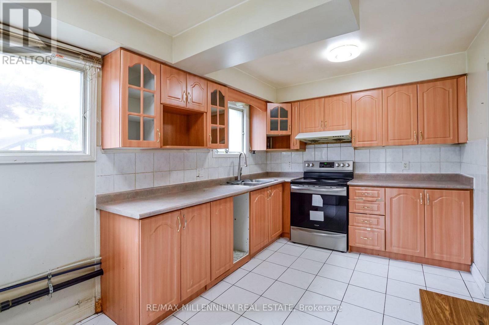 651 Shetani Place, Mississauga, ON - Indoor Photo Showing Kitchen With Double Sink