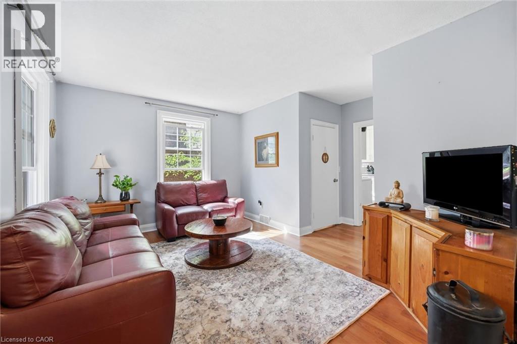 938 Cloverleaf Drive, Burlington, ON - Indoor Photo Showing Living Room