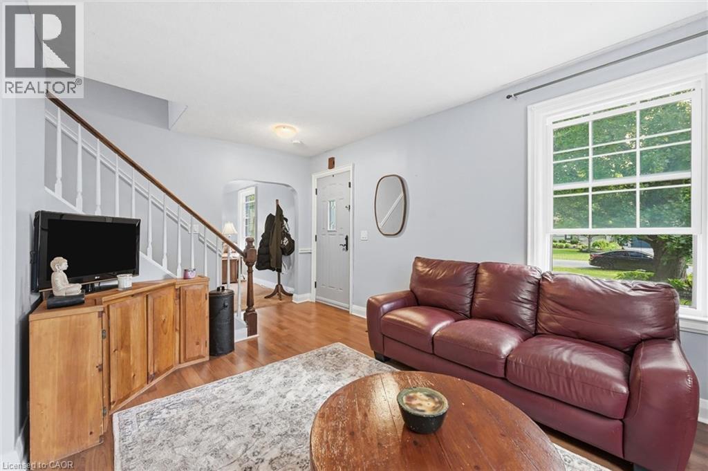 938 Cloverleaf Drive, Burlington, ON - Indoor Photo Showing Living Room