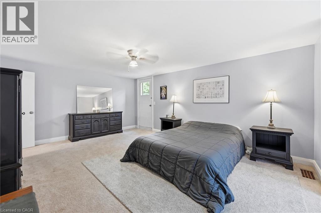 938 Cloverleaf Drive, Burlington, ON - Indoor Photo Showing Bedroom