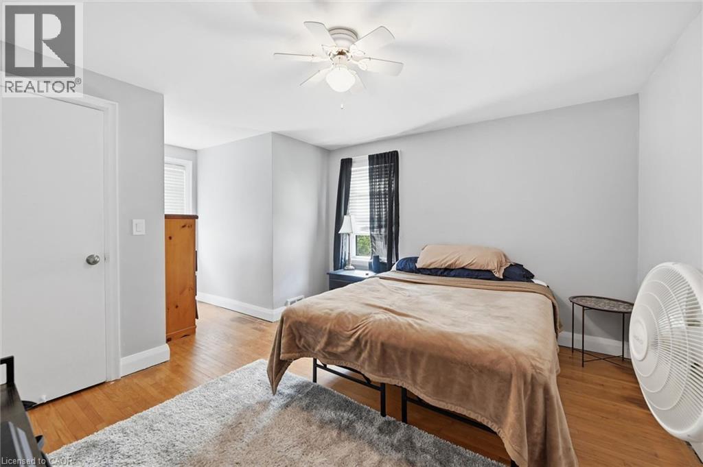 938 Cloverleaf Drive, Burlington, ON - Indoor Photo Showing Bedroom