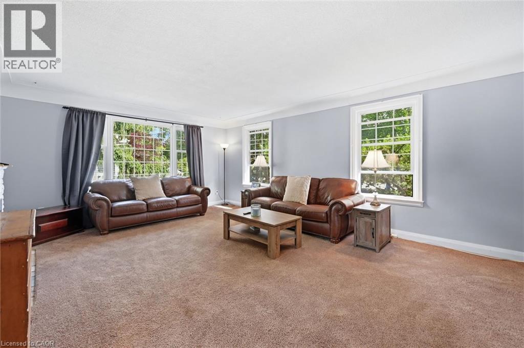 938 Cloverleaf Drive, Burlington, ON - Indoor Photo Showing Living Room