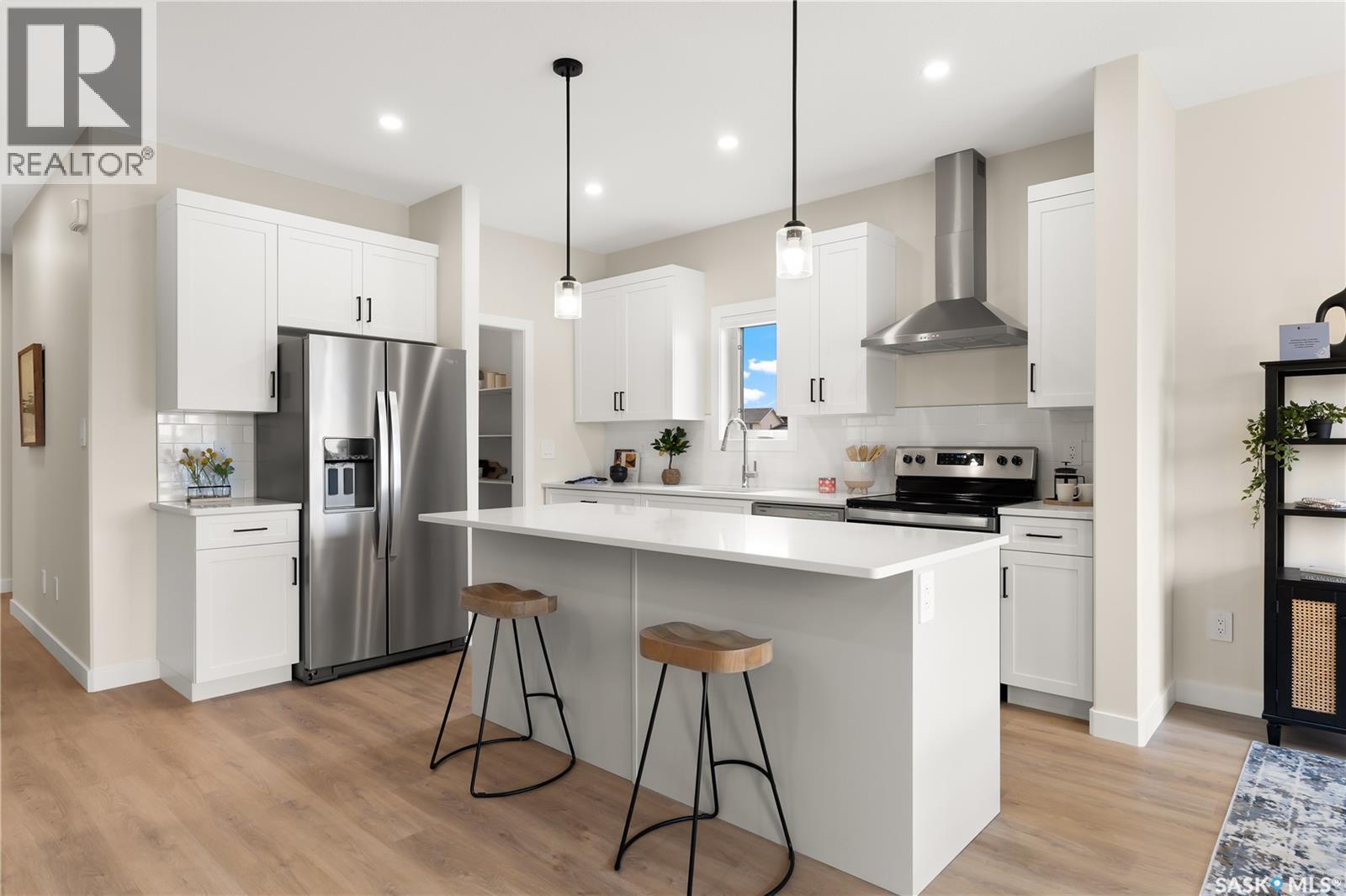 595 Cockcroft Court, Saskatoon, SK - Indoor Photo Showing Kitchen With Upgraded Kitchen