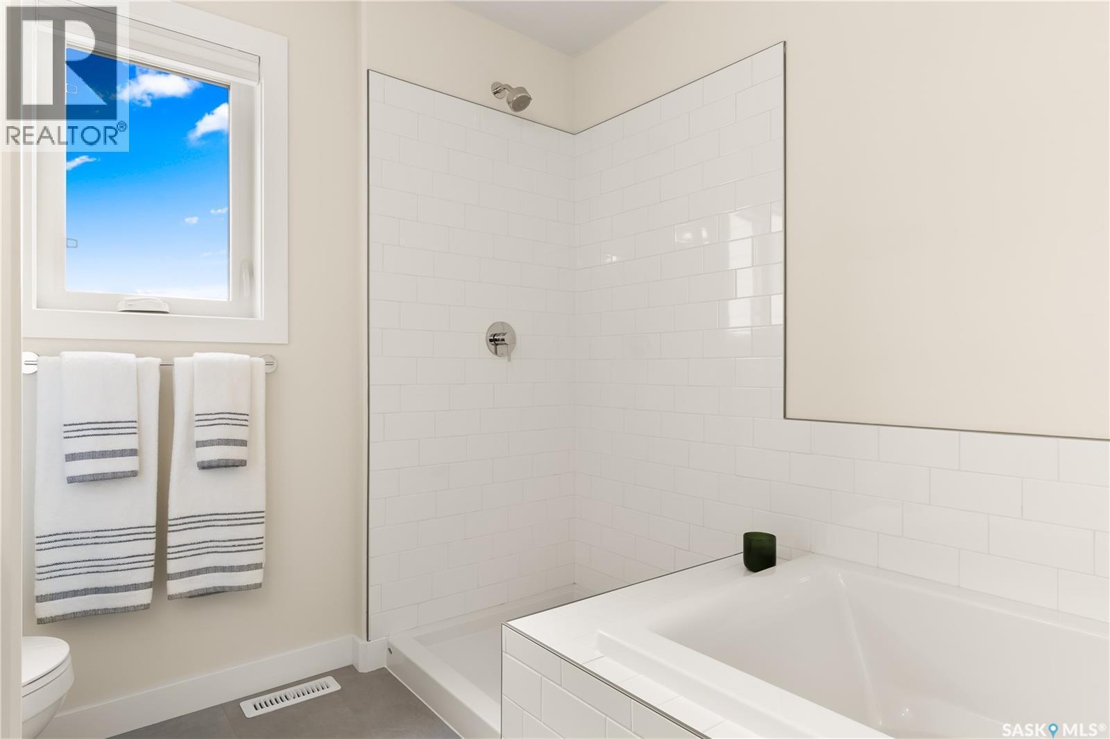 595 Cockcroft Court, Saskatoon, SK - Indoor Photo Showing Bathroom