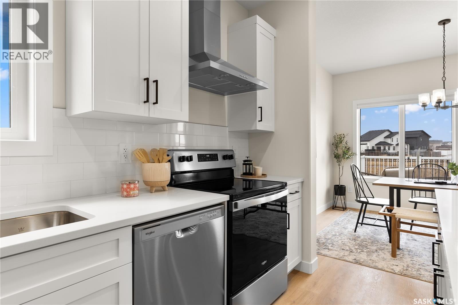 595 Cockcroft Court, Saskatoon, SK - Indoor Photo Showing Kitchen With Upgraded Kitchen
