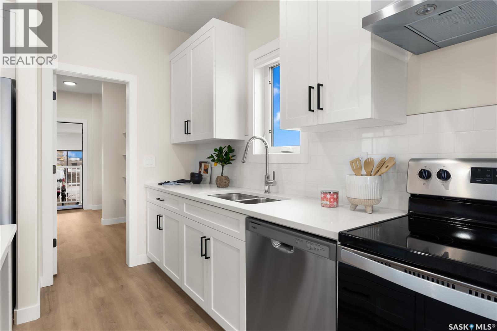 595 Cockcroft Court, Saskatoon, SK - Indoor Photo Showing Kitchen With Double Sink