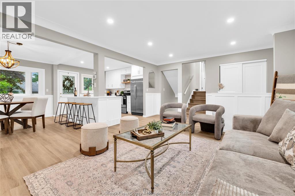 465 Greendale Drive, Windsor, ON - Indoor Photo Showing Living Room