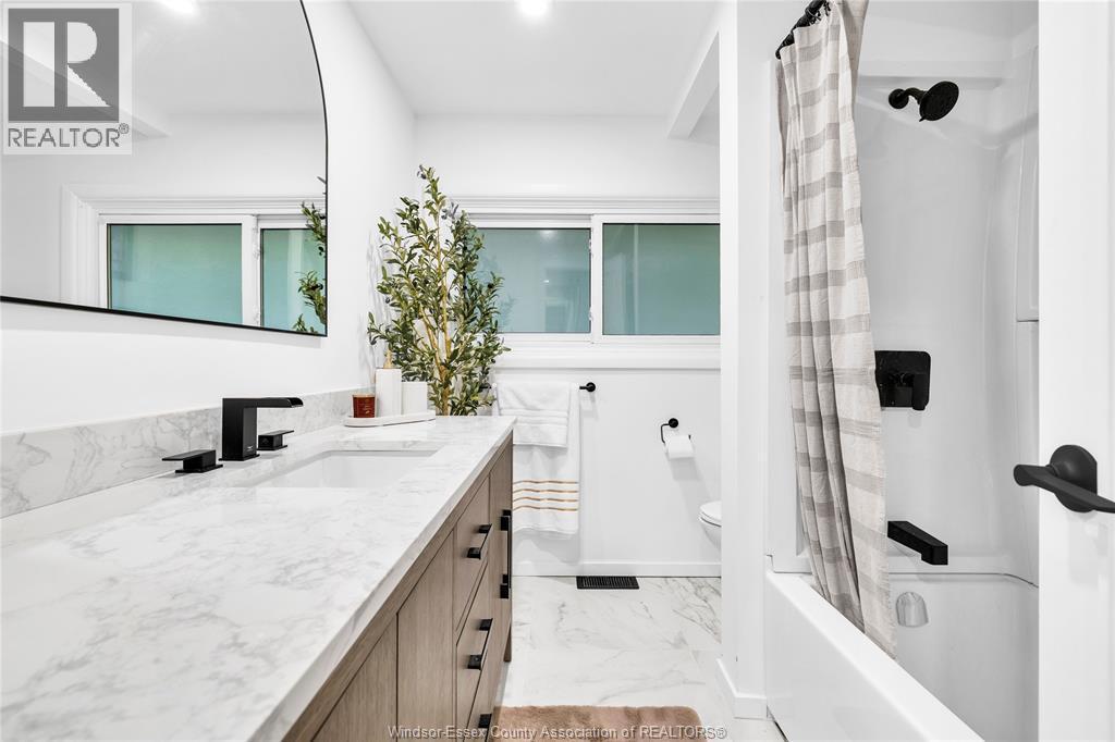 465 Greendale Drive, Windsor, ON - Indoor Photo Showing Bathroom