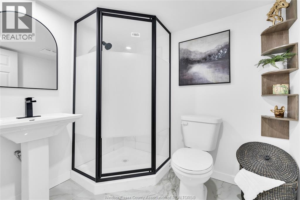 465 Greendale Drive, Windsor, ON - Indoor Photo Showing Bathroom