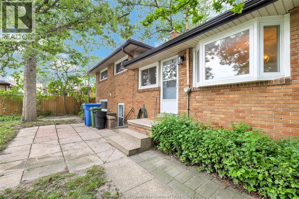 465 Greendale Drive, Windsor, ON - Outdoor With Exterior