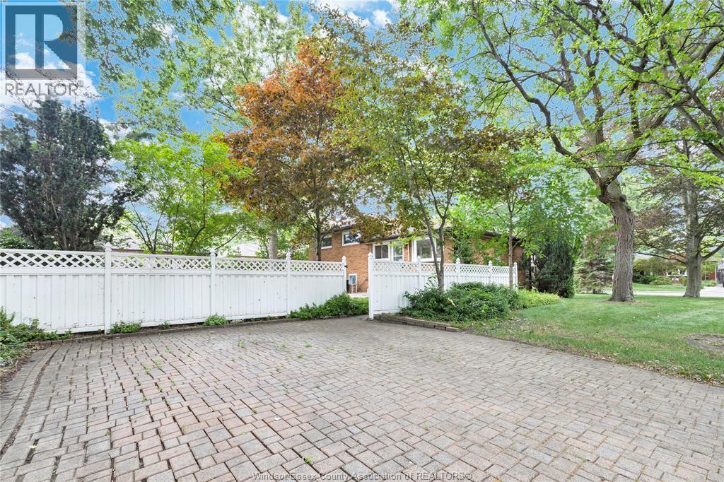 465 Greendale Drive, Windsor, ON - Outdoor