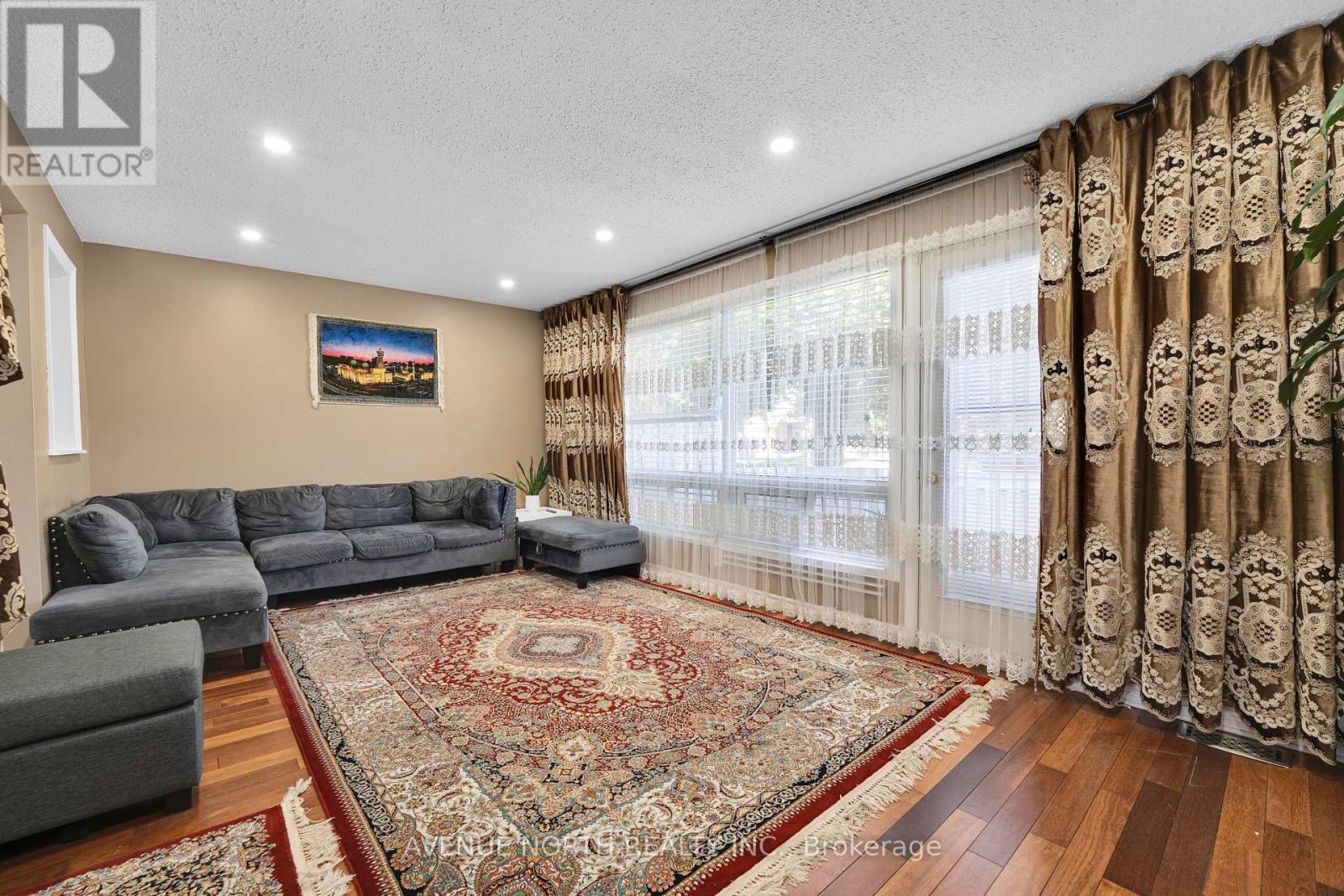 41 - 3520 Downpatrick Road, Ottawa, ON - Indoor Photo Showing Living Room