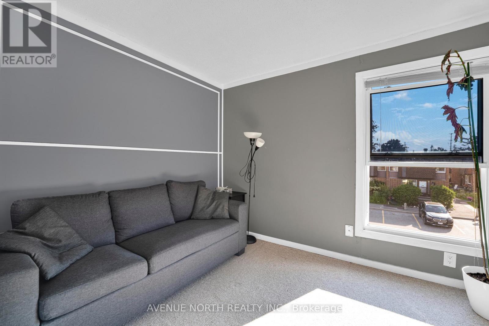 41 - 3520 Downpatrick Road, Ottawa, ON - Indoor Photo Showing Living Room