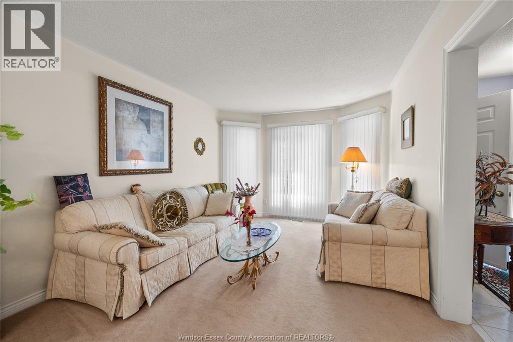965 Greenpark, Windsor, ON - Indoor Photo Showing Living Room