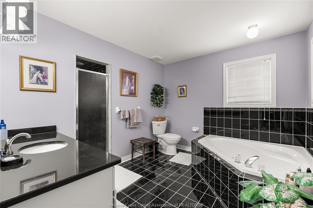 965 Greenpark, Windsor, ON - Indoor Photo Showing Bathroom