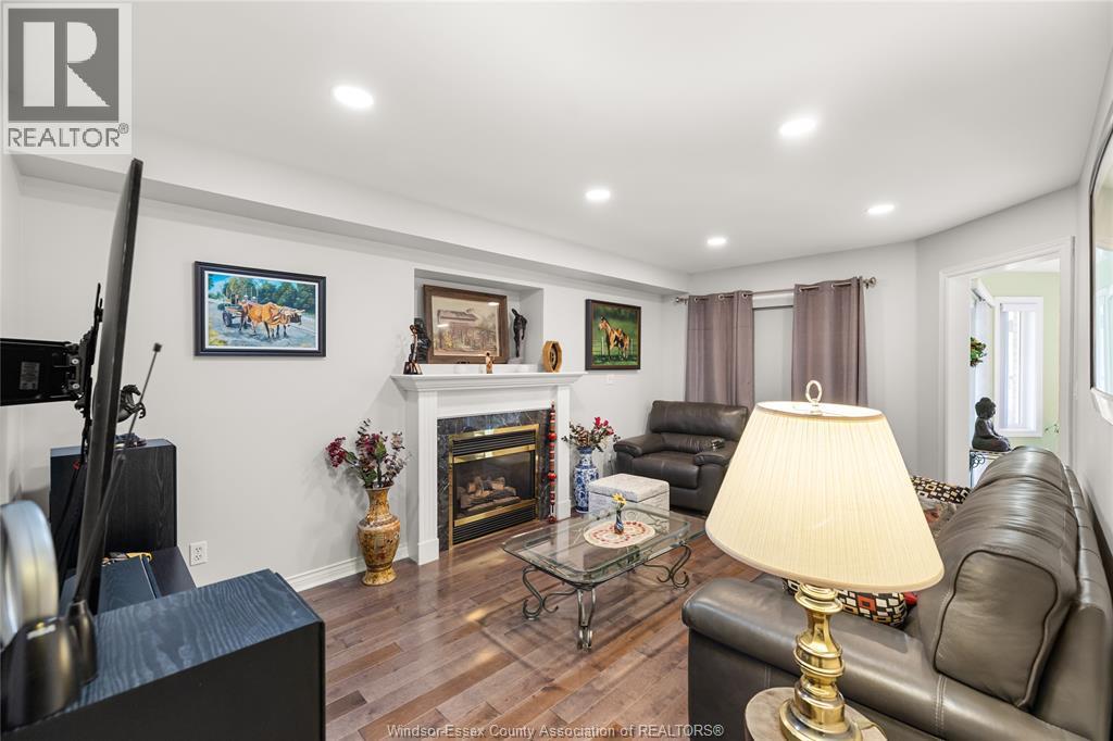 965 Greenpark, Windsor, ON - Indoor With Fireplace