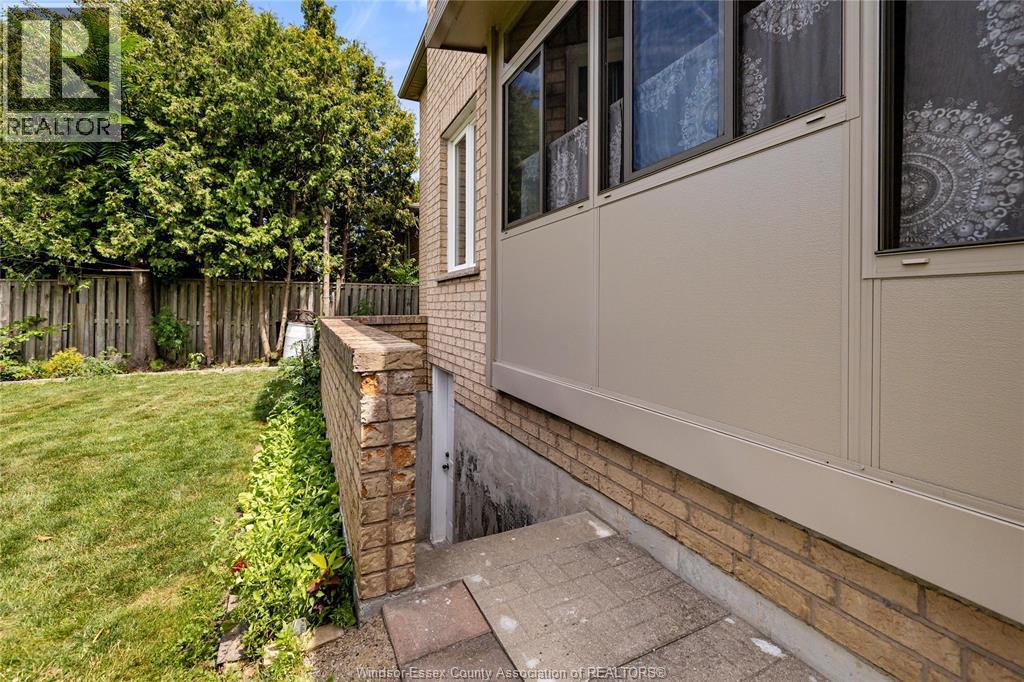 965 Greenpark, Windsor, ON - Outdoor