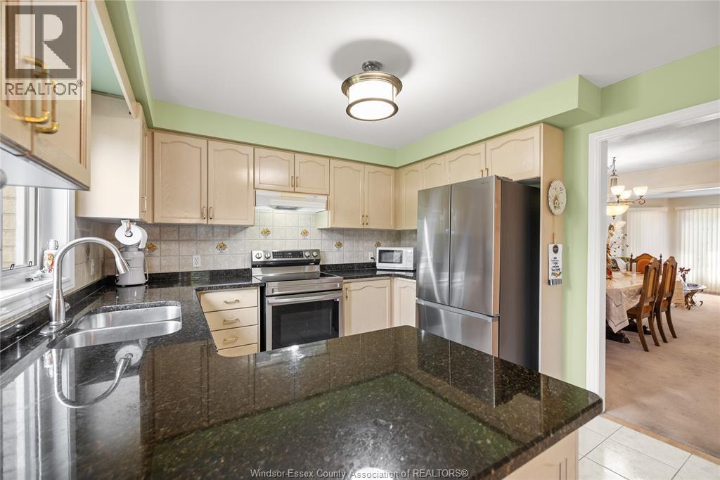 965 Greenpark, Windsor, ON - Indoor Photo Showing Kitchen With Double Sink