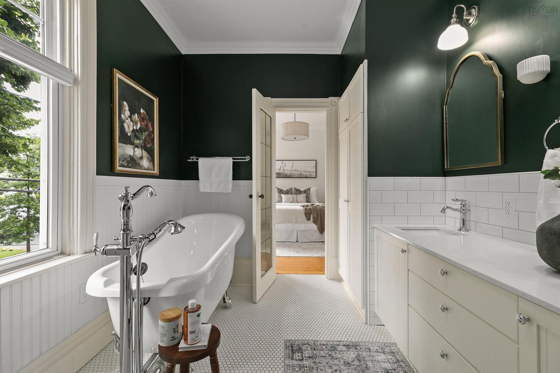 1890 Vernon Street, Halifax, NS - Indoor Photo Showing Bathroom