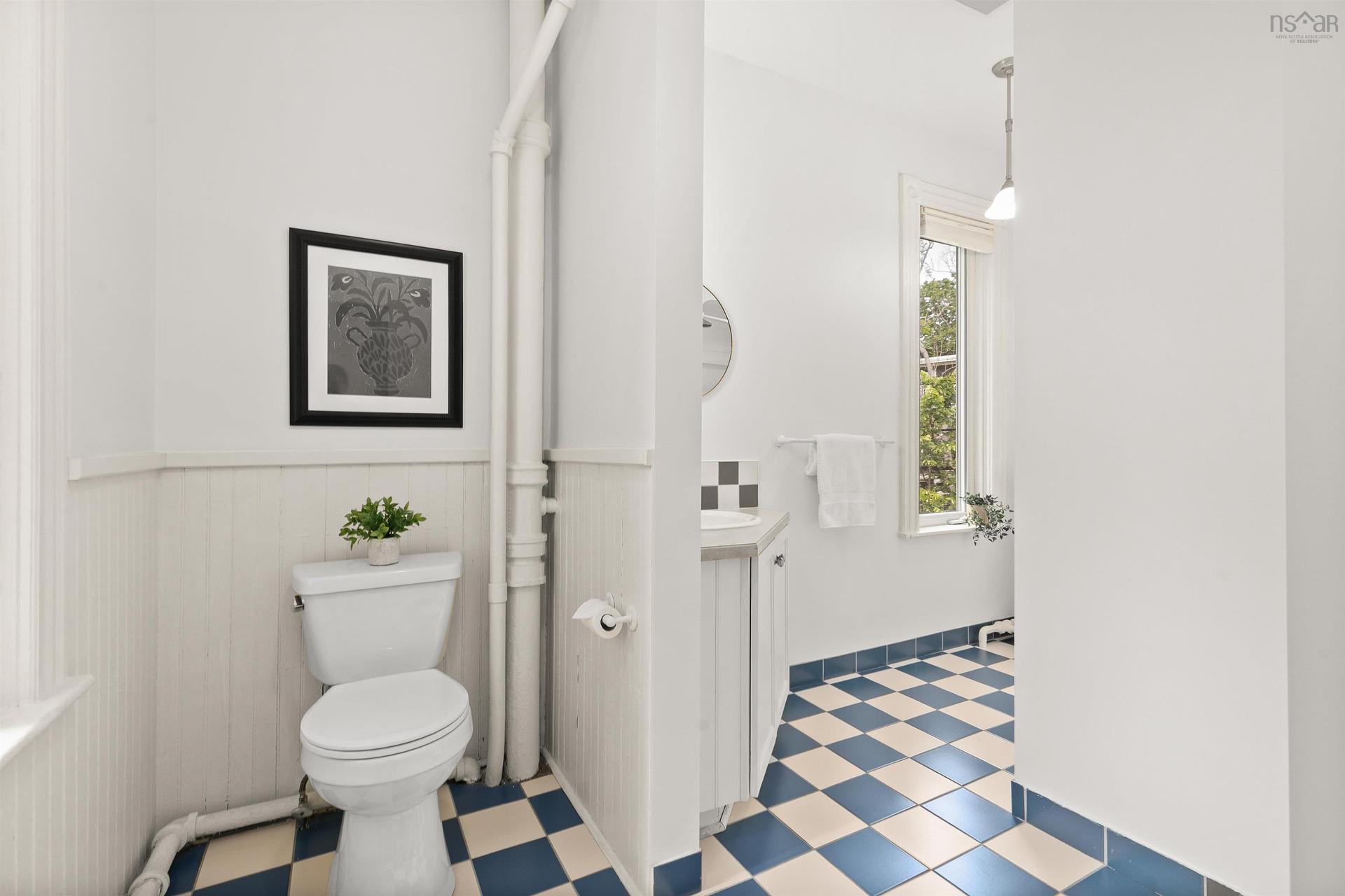 1890 Vernon Street, Halifax, NS - Indoor Photo Showing Bathroom