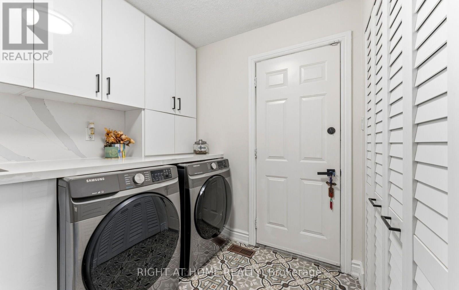 Main Laundry room with direct garage access. - 1665 Asgard Drive, Mississauga, ON - Outdoor
