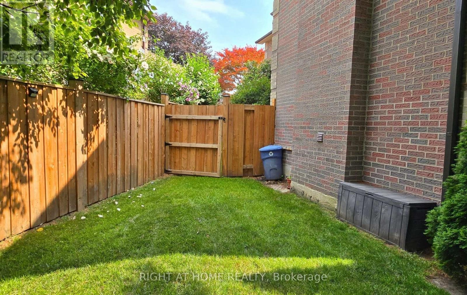Additional side entrance. - 1665 Asgard Drive, Mississauga, ON - Indoor Photo Showing Other Room